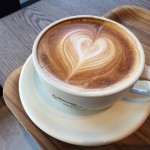 カフェラテとカフェオレの違いはコーヒーやミルクの量が違う！カフェモカは？