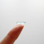 コンタクトのソフトとハードの材質や値段の違い！目に優しいのはどっち？