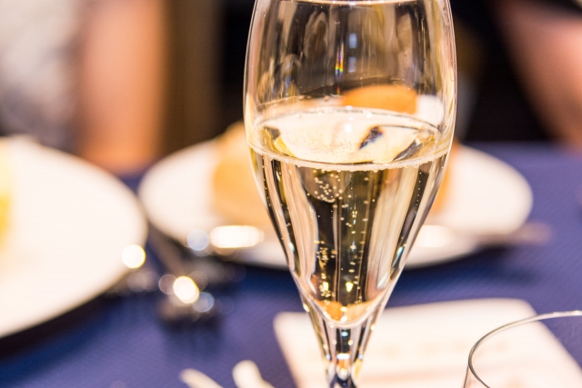 シャンパンとスパークリングワインの違い 製法やアルコール度数を比較 違いが分かる豆知識 チガクラ